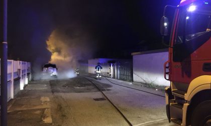 Auto in fiamme: rogo nella notte a Novara