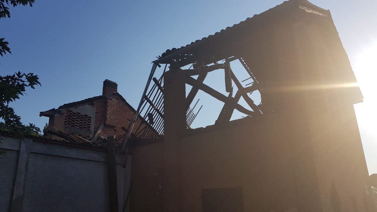Vigili del fuoco intervengono per il crollo di una parte di tetto