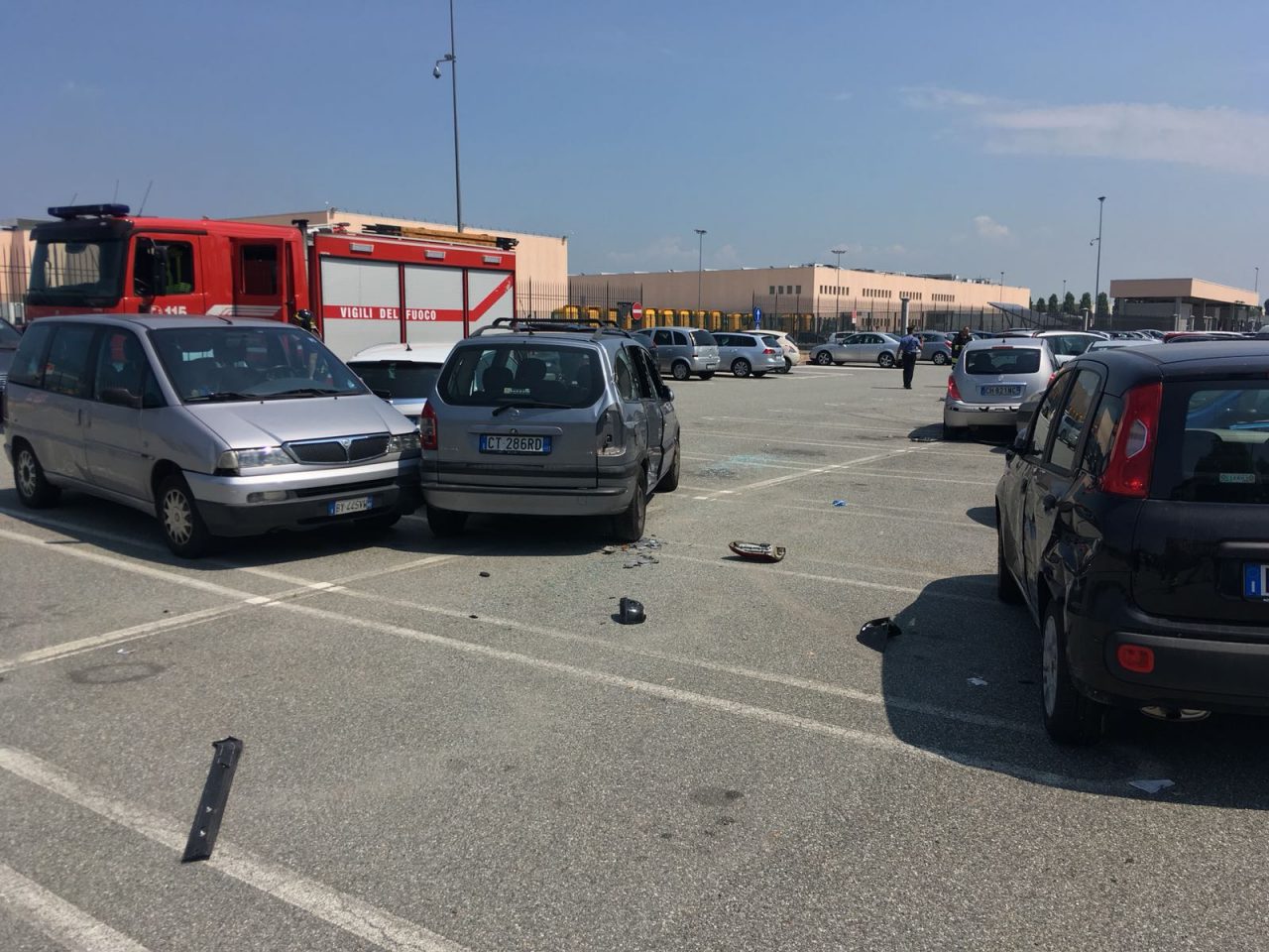 Camion perde il controllo e urta macchine parcheggiate
