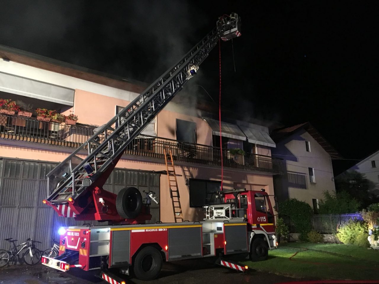 Famiglia bloccata in terrazza a Borgomanero nella casa in fiamme