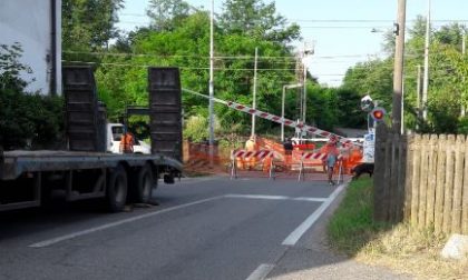 Strada chiusa: transito vietato al passaggio a livello di Castelletto