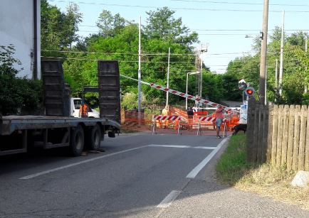 Strada chiusa: transito vietato al passaggio a livello di Castelletto
