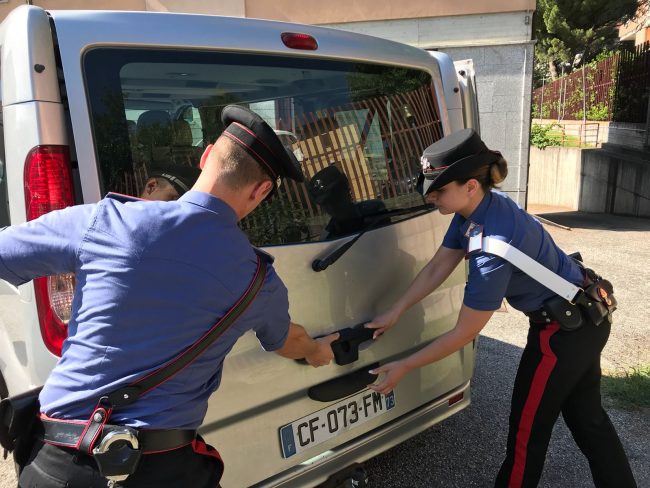 Clandestini nel bagagliaio per attraversare il confine: arrestato iracheno | VIDEO