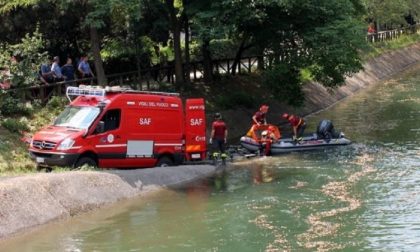 Annega cercando di recuperare la canna da pesca