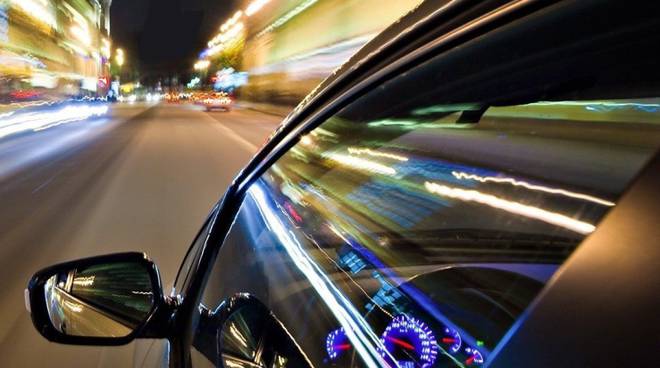 Bmw sfreccia a 215km/h a Veruno