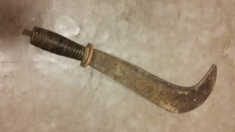 Shock in piazza: tenta di uccidere la moglie con una roncola