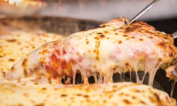 Gli regala la pizza ma è troppo piccola: la tira in faccia al suo benefattore