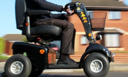 Anziano in carrozzina contromano in superstrada