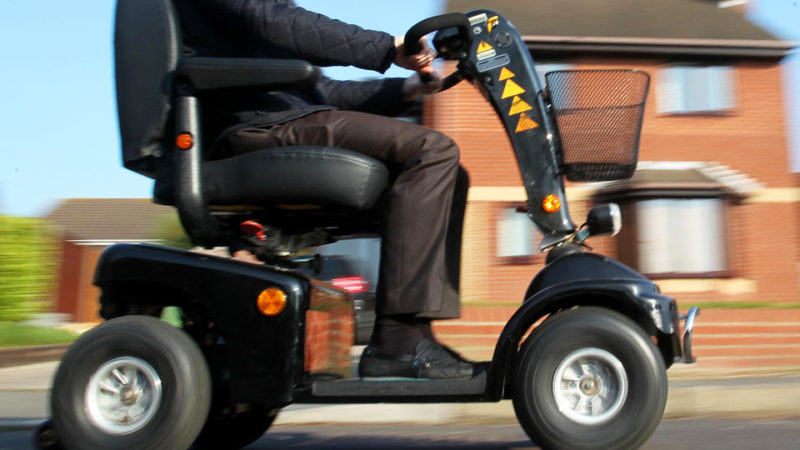 Anziano in carrozzina contromano in superstrada