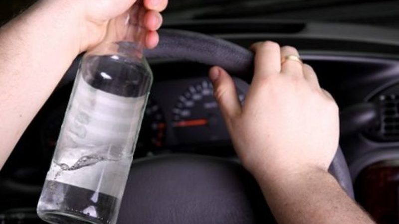 Tasso alcolemico sette volte oltre il limite: finisce contro il cancello