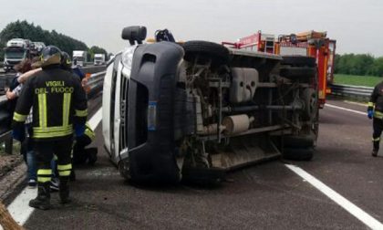 Operaio muore sbalzato dal furgone sulla A26