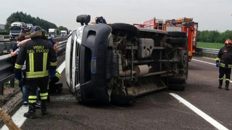 Operaio muore sbalzato dal furgone sulla A26