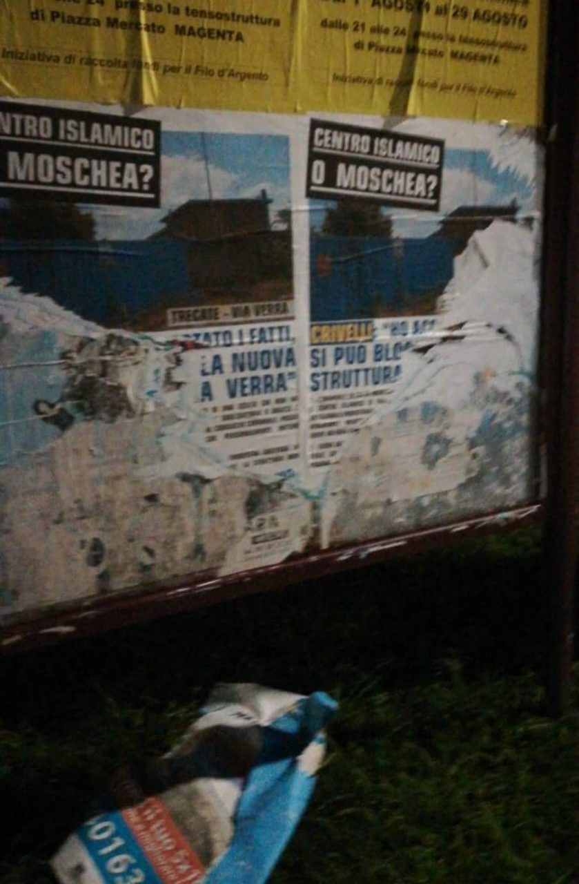 Manifesti vandalizzati sul centro islamico