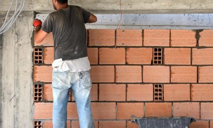 Muratore perseguitato dal cliente