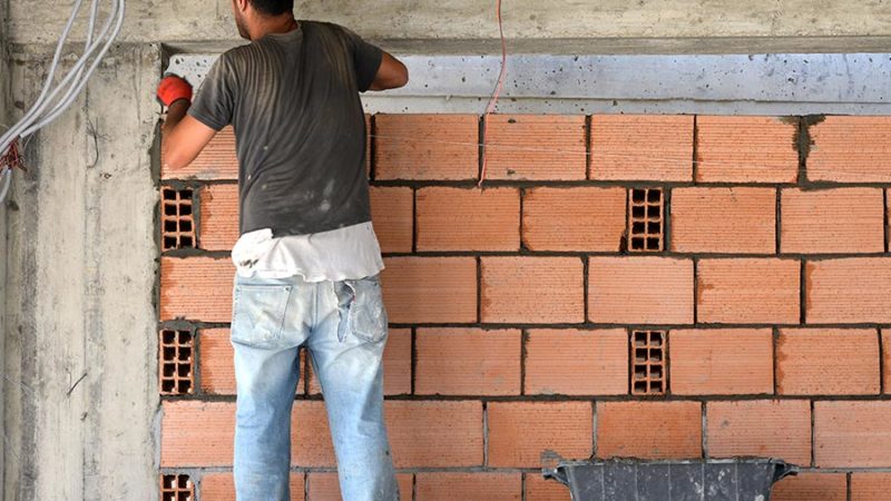 Muratore perseguitato dal cliente