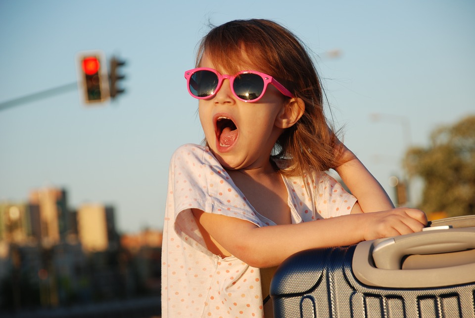 Occhiali da sole e prevenzione in vacanza: incontri con i bambini