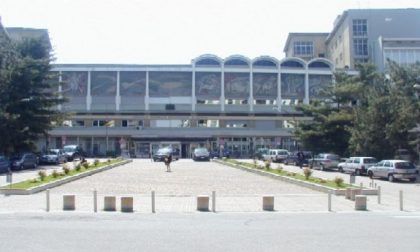 Ragazza tenta il suicidio all'ospedale di Vercelli
