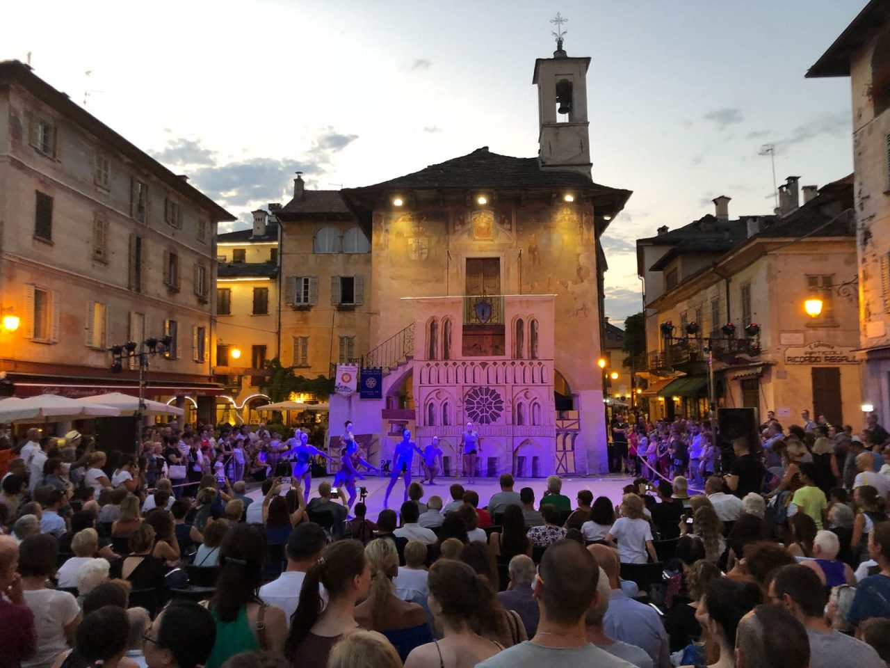 Il twirling si fa spettacolo per le famiglie bisognose di Orta