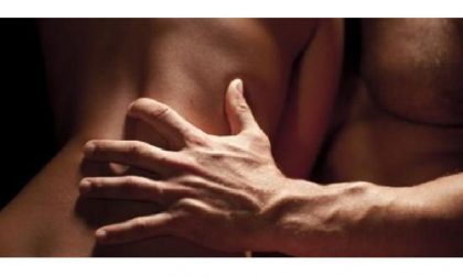Commerciante fa sesso in vetrina con due prostitute