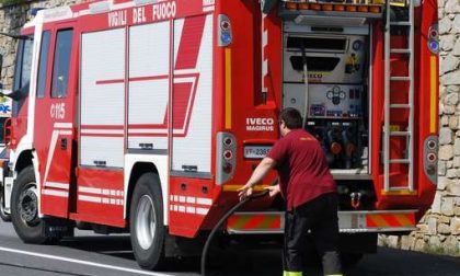 Furgone prende fuoco mentre viaggia sulla A26