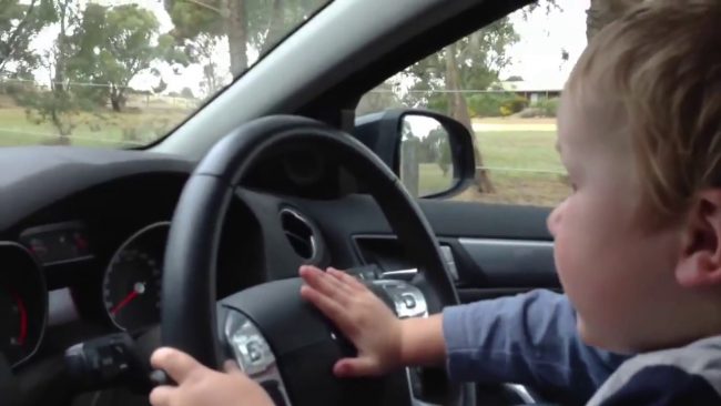 Bimbo di 5 anni al volante provoca un incidente