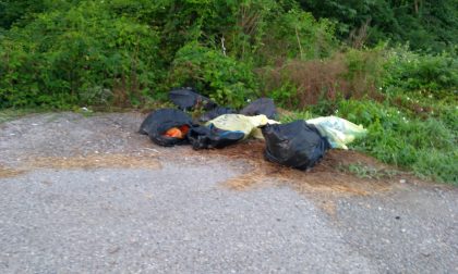 Sacchi neri abbandonati a Gattico: trovati responsabili
