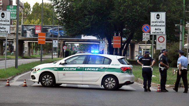 Distacchi dal ponte della ferrovia: chiuso viale Fulvio Testi a Milano