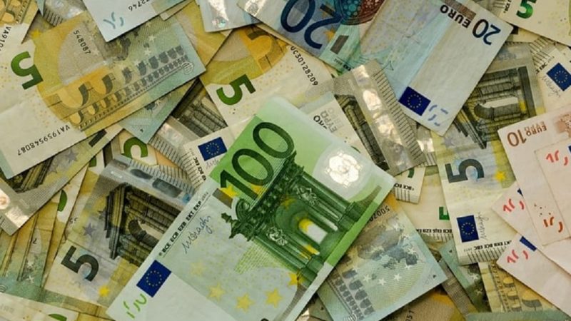 Fermato in treno: nel giornale nascondeva 130mila euro in contanti