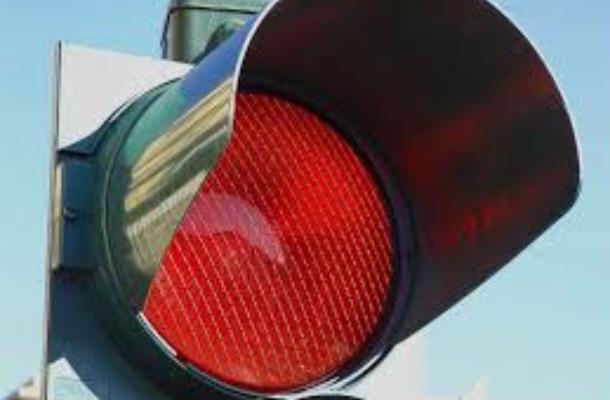 Ubriaco brucia quattro semafori rossi: 1400 euro di multa