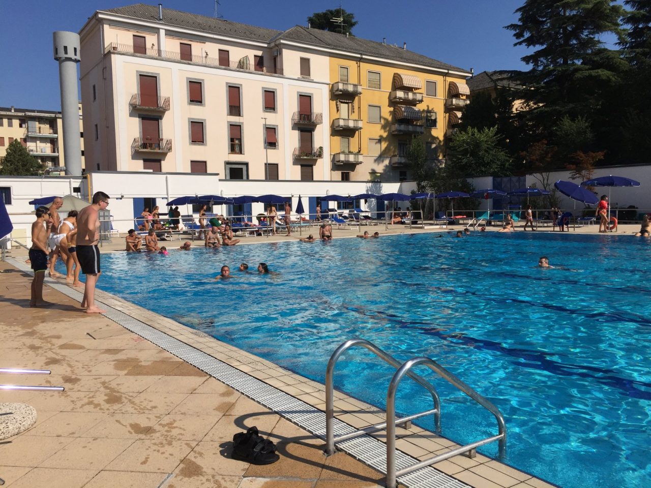 Bagno di notte in piscina: denunciate