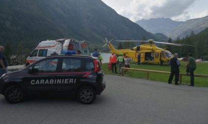 Scivola nel lago il marito tenta di salvarla e rischia di morire