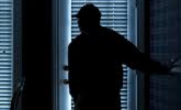 Irrompe nella casa dell’ex compagna: arrestato