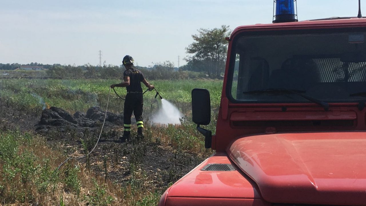 Pomeriggio di fuoco a Cerano: in fiamme le rotoballe
