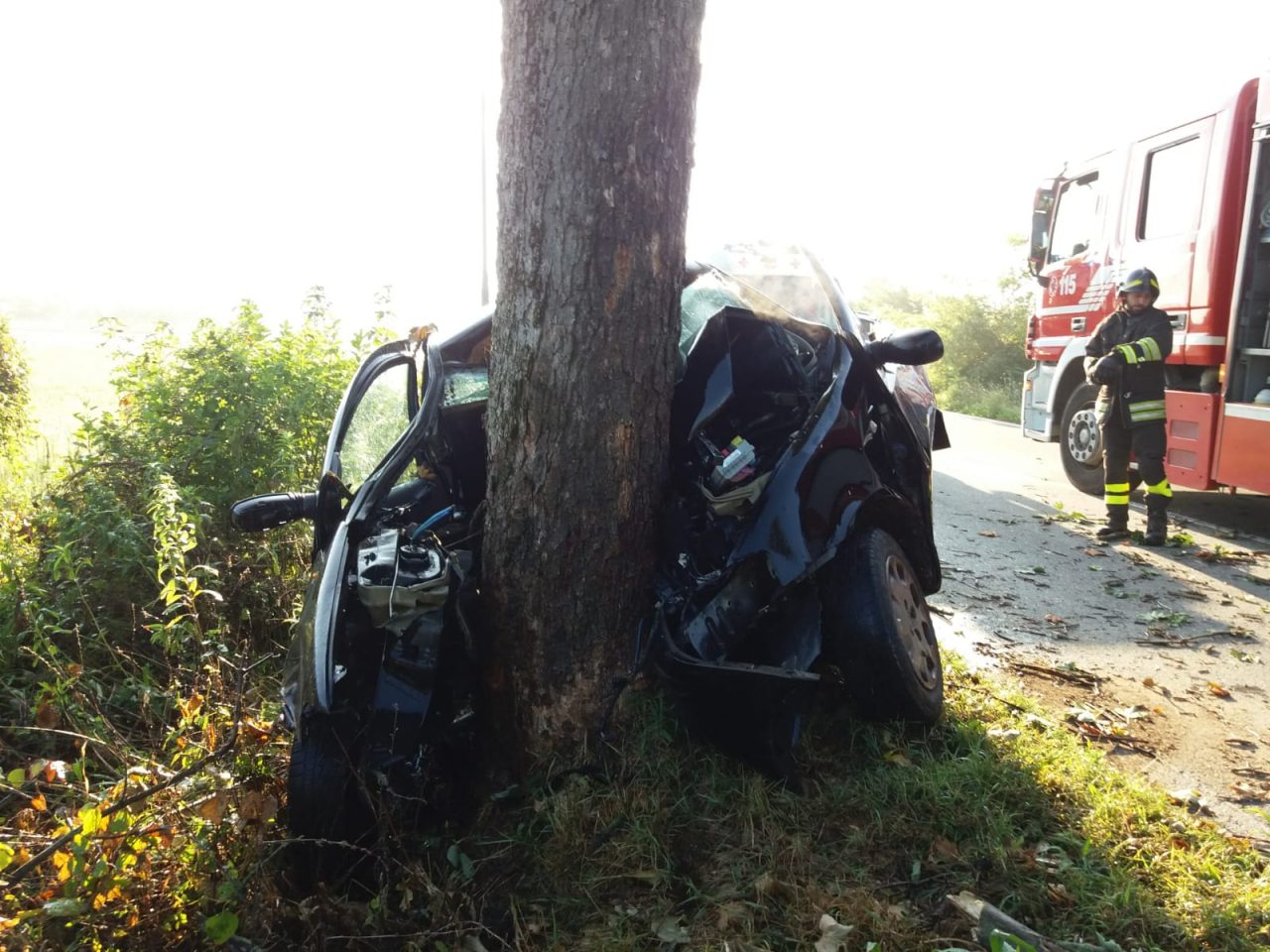 Auto si schianta contro un albero a Cameri