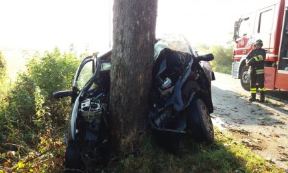 Auto si schianta contro un albero a Cameri