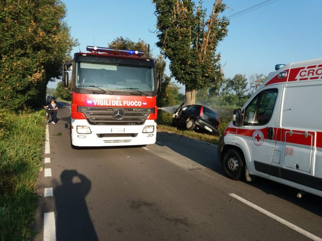 auto si schianta contro albero