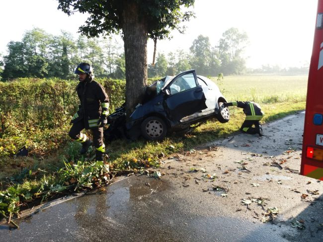 auto si schianta contro albero