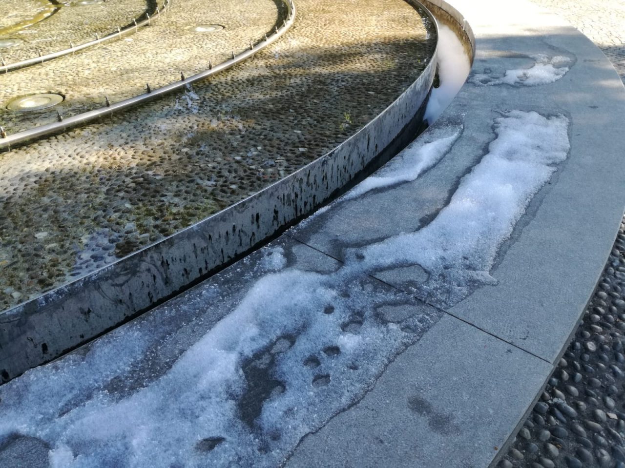 Schiuma party nella fontana di Arona
