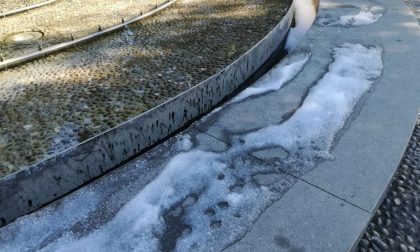 Schiuma party nella fontana di Arona