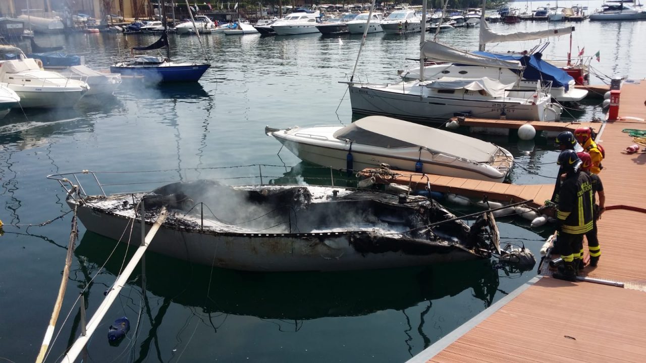 Barca in fiamme in un porticciolo del lago Maggiore
