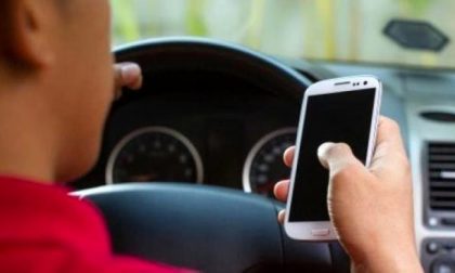 Smartphone ritirato a chi viene pizzicato alla guida col cellulare: la proposta torinese