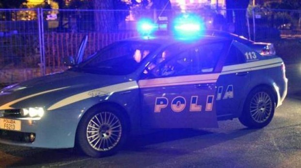 Cerca di investire il rivale e picchia i poliziotti