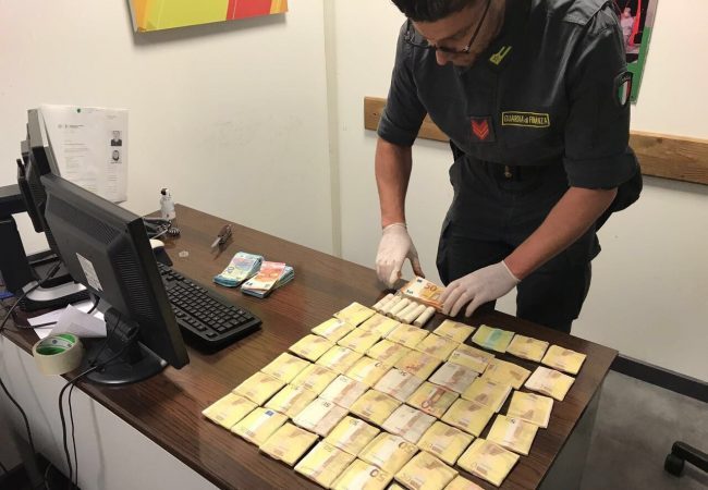 Guardia di Finanza intercetta un milione di euro