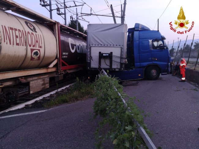 Incidente ferroviario, treno merci finisce contro tir VIDEO