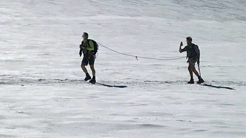 “Alpinisti” in pantaloncini si scattano selfie a 3800 metri