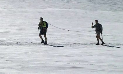 Sul ghiacciaio del Monte Rosa in pantaloni corti a scattare selfie