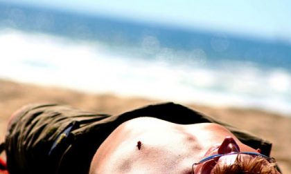 Sembrava morto in spiaggia: aveva ingerito whisky e Tavor e si era addormentato perdendo i sensi