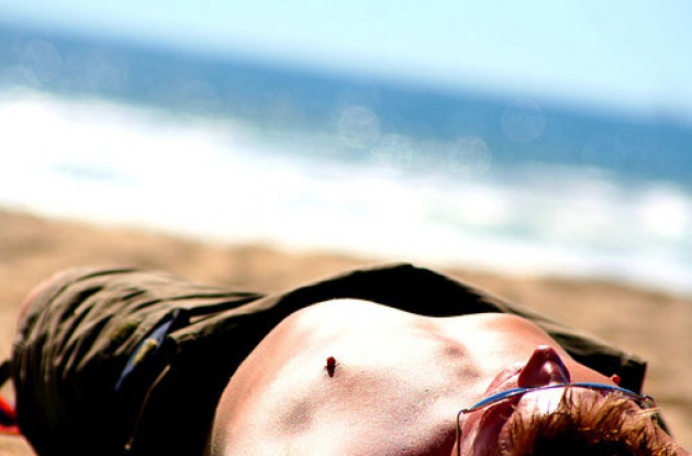 Sembrava morto in spiaggia: aveva ingerito whisky e Tavor e si era addormentato perdendo i sensi