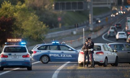 Autobus "modificato" fermato dalla Stradale di Novara: 4mila euro di multa all'autista