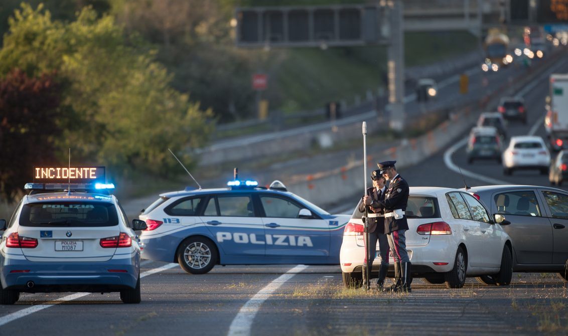 Autobus “modificato” fermato dalla Stradale di Novara: 4mila euro di multa all’autista